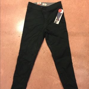 Dark green Levi’s skinny begging. Size 27.